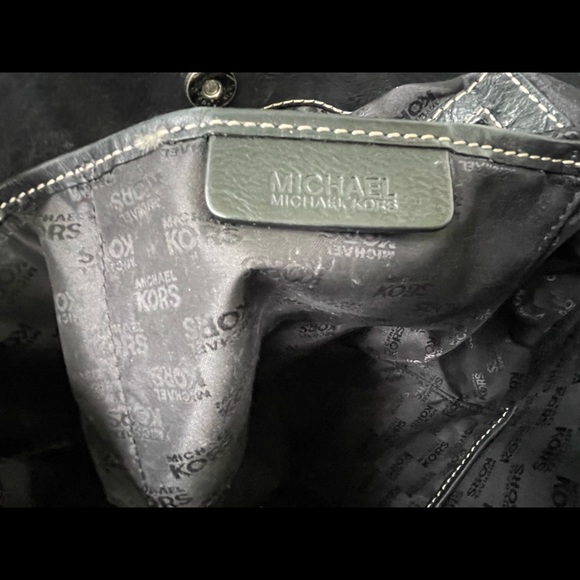 Michael Kors large shoulder bag snap closure black with silver grommet accents - Picture 6 of 14